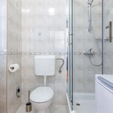 Lola 1 Apartman *