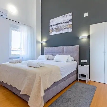 Lola 1 Apartman *